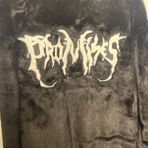 Broken Promises Faux Fur coat - Picture 5 of 7